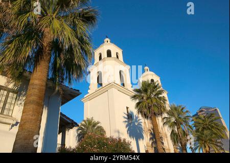 La cattedrale di Sant'Agostino si erge alla luce del mattino. Tucson. Arizona, Stati Uniti Foto Stock