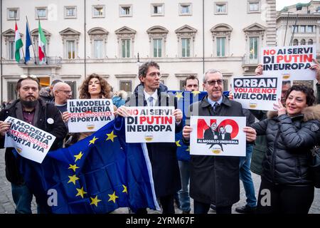 Roma, RM, Italia. 4 dicembre 2024. I membri del partito Europa con RICCARDO MAGI (segretario europeo) protestano davanti a Palazzo Chigi durante l'incontro tra Giorgia Meloni (primo ministro italiano) e Viktor Orban (primo ministro ungherese). "No ai servitori di Putin in Europa”, "No al modello ungherese” e "il modello ungherese toglie la democrazia” leggono i segni. (Credit Image: © Marco di Gianvito/ZUMA Press Wire) SOLO PER USO EDITORIALE! Non per USO commerciale! Foto Stock