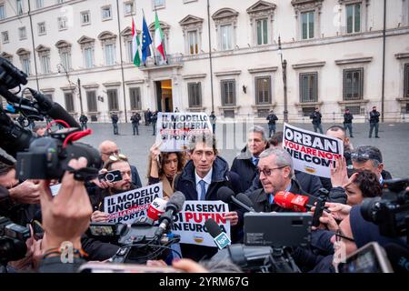 Roma, RM, Italia. 4 dicembre 2024. I membri del partito Europa con RICCARDO MAGI (segretario europeo) protestano davanti a Palazzo Chigi durante l'incontro tra Giorgia Meloni (primo ministro italiano) e Viktor Orban (primo ministro ungherese). Riccardo Magi parla alla stampa. (Credit Image: © Marco di Gianvito/ZUMA Press Wire) SOLO PER USO EDITORIALE! Non per USO commerciale! Foto Stock