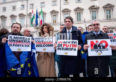 Roma, RM, Italia. 4 dicembre 2024. I membri del partito Europa con RICCARDO MAGI (segretario europeo) protestano davanti a Palazzo Chigi durante l'incontro tra Giorgia Meloni (primo ministro italiano) e Viktor Orban (primo ministro ungherese). "No ai servitori di Putin in Europa”, "No al modello ungherese” e "il modello ungherese toglie la democrazia” leggono i segni. (Credit Image: © Marco di Gianvito/ZUMA Press Wire) SOLO PER USO EDITORIALE! Non per USO commerciale! Foto Stock