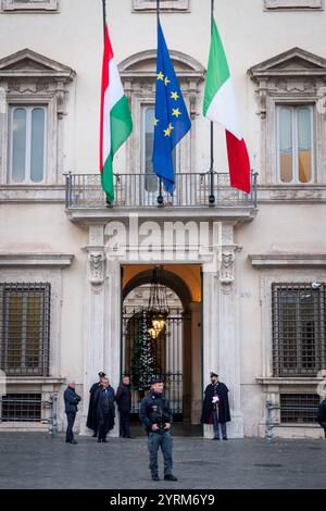 Roma, RM, Italia. 4 dicembre 2024. L'ingresso di Palazzo Chigi durante l'incontro tra Giorgia Meloni (Presidente del Consiglio Italiano) e Viktor Orban (immagine di credito: © Marco di Gianvito/ZUMA Press Wire) SOLO USO EDITORIALE! Non per USO commerciale! Foto Stock