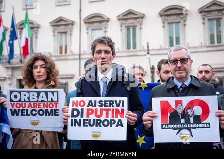 Roma, RM, Italia. 4 dicembre 2024. I membri del partito Europa con RICCARDO MAGI (segretario europeo) protestano davanti a Palazzo Chigi durante l'incontro tra Giorgia Meloni (primo ministro italiano) e Viktor Orban (primo ministro ungherese). "No ai servitori di Putin in Europa”, "No al modello ungherese” e "il modello ungherese toglie la democrazia” leggono i segni. (Credit Image: © Marco di Gianvito/ZUMA Press Wire) SOLO PER USO EDITORIALE! Non per USO commerciale! Foto Stock