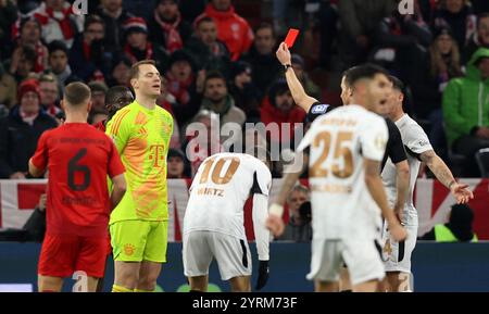 MONACO DI BAVIERA, GERMANIA - 3 DICEMBRE: L'arbitro HARM Osmers mostra Manuel Neuer del Bayern Muenchen cartellino rosso durante il turno di Coppa DFB del 16 tra il Bayern München e il Bayer 04 Leverkusen all'Allianz Arena il 3 dicembre 2024 a Monaco di Baviera, Germania. © diebilderwelt / Alamy Stock Foto Stock