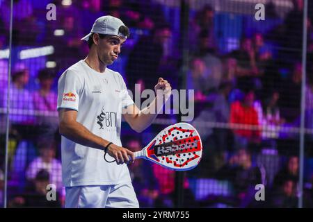 Milano, Italia. 4 dicembre 2024. Juan Lebron (ESP) celebra durante la Milano Premiere Padel P1 match tra Martin di Nenno (ARG)/Juan Lebron (ESP) contro Daniel Santigosa Sastre (ESP)/Miguel Lamperti (ARG) presso Allianz Cloud Arena crediti: dpa/Alamy Live News Foto Stock