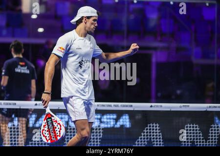 Milano, Italia. 4 dicembre 2024. Juan Lebron (ESP) celebra durante la Milano Premiere Padel P1 match tra Martin di Nenno (ARG)/Juan Lebron (ESP) contro Daniel Santigosa Sastre (ESP)/Miguel Lamperti (ARG) presso Allianz Cloud Arena crediti: dpa/Alamy Live News Foto Stock