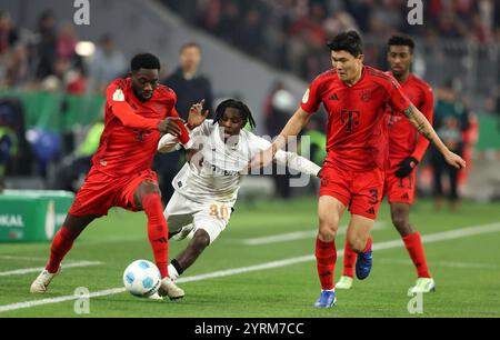 MONACO DI BAVIERA, GERMANIA - 03 DICEMBRE: Alphonso Davies del Bayern Muenchen vies con Jeremie Frimpong del Bayer Leverkusen, min Jae Kim del Bayern Muenchen durante il round di Coppa DFB del 16 match tra FC Bayern München e Bayer 04 Leverkusen all'Allianz Arena il 3 dicembre 2024 a Monaco di Baviera, Germania. © diebilderwelt / Alamy Stock Foto Stock