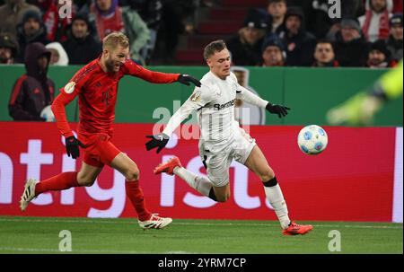 MONACO DI BAVIERA, GERMANIA - 3 DICEMBRE: Konrad Laimer del Bayern Muenchen vies con Florian Wirtz del Bayer Leverkusen durante il turno di Coppa DFB del 16 tra il Bayern München e il Bayer 04 Leverkusen all'Allianz Arena il 3 dicembre 2024 a Monaco di Baviera, Germania. © diebilderwelt / Alamy Stock Foto Stock