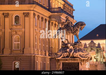 Galleria Nazionale ungherese, sera. Collina del castello (Buda). Budapest. Ungheria. 2004. Foto Stock