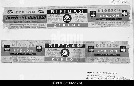 Etichette prelevate dalle taniche di Zyklon B dall'installazione del gas Dachau 1946. Lo Zyklon B era un pesticida a base di cianuro inventato in Germania nei primi anni '1920 Consisteva di cianuro di idrogeno (acido prussiano), così come un irritante per gli occhi cautelari e uno dei numerosi adsorbenti come la terra diatomacea. Il prodotto è noto per il suo uso da parte della Germania nazista durante l'Olocausto per uccidere circa 1,1 milioni di persone in camere a gas installate ad Auschwitz-Birkenau, Majdanek e in altri campi di sterminio. Foto Stock