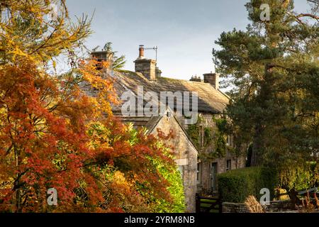 Regno Unito, Contea di Durham, Cotherstone, tradizionale casa di villaggio in pietra in autunno Foto Stock