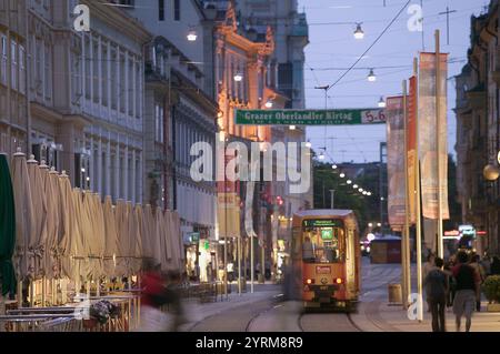 Zona pedonale Herrengasse. Tram. Sera. Graz. Stiria (Stiermark). Austria. 2004. Foto Stock