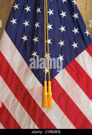Bandiera americana piegata con nappine gialle Foto Stock