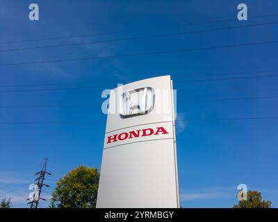 OSTRAVA, CECHIA - 13 SETTEMBRE 2023: Banner con logo dell'azienda automobilistica giapponese Honda, vista prospettica con cielo blu Foto Stock