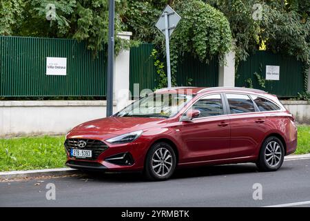 OSTRAVA, CECHIA - 2 OTTOBRE 2023: Auto ibrida Hyundai i30 Combi 48V rossa parcheggiata in strada Foto Stock