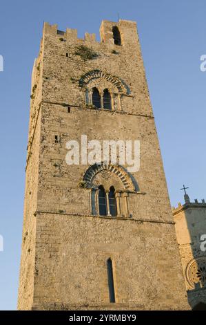 Campanile (Campanile) e Chiesa Matrice (14° secolo) al tramonto, Erice. Sicilia, Italia Foto Stock