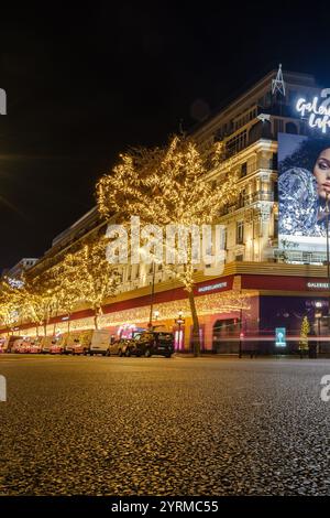 Parigi, Francia - 1 dicembre 2024: Veduta della famosa catena di negozi illuminati di lusso Galeries Lafayette a Parigi in Francia Foto Stock