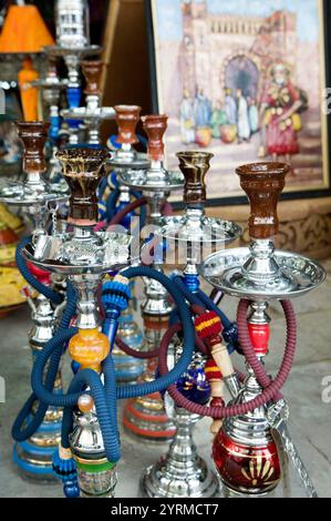Marocco-Casablanca: Quartiere Habous / Nouvelle (nuova) Medina costruita dai francesi nelle pipe d'acqua S-Maroccan Souvenirs-Sheesha del 1930 Foto Stock