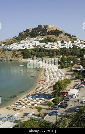 Porto. Vista spiaggia con Acropoli di Lindos. Nel tardo pomeriggio. Lindos. Rodi. Dodecaneso, Grecia Foto Stock