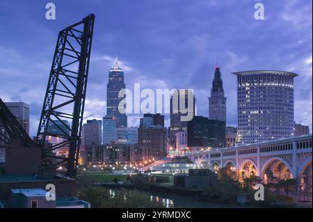 Vista sul centro città con il Detroit Avenue Bridge dalla Flats area. Alba. Cleveland. Ohio. STATI UNITI. Foto Stock