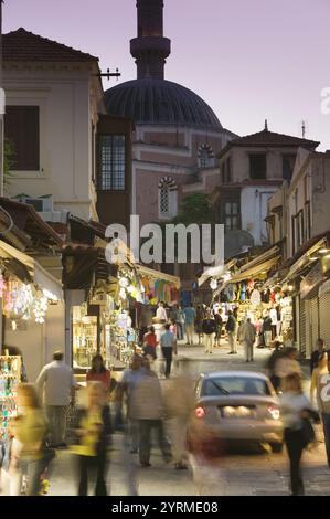 Visitatori su Sokratous Street verso la Moschea di Suleyman. Sera. Rodi. Dodecaneso, Grecia Foto Stock