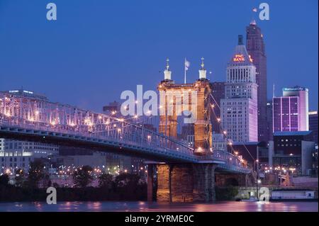 Roebling Suspension Bridge (b.1876) sul fiume Ohio e lo skyline / Pre-Dawn. Cincinnati. Ohio. STATI UNITI. Foto Stock