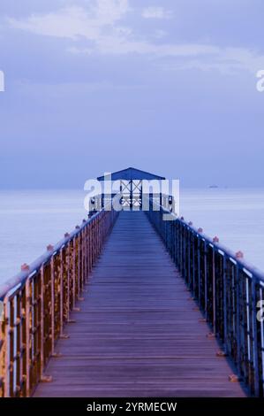 KUWAIT-Kuwait City: Molo sul Golfo Arabico presso Kuwait Towers / Dawn Foto Stock