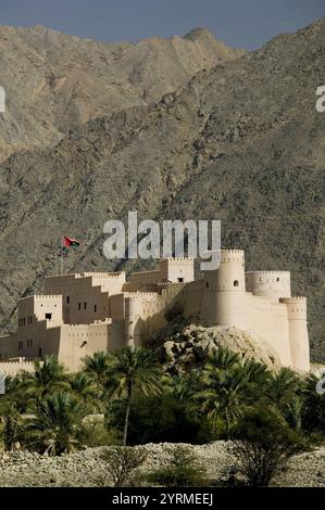 OMAN-Western Hajar Mountains-Nakhl: Veduta distante del forte di Nakhl Foto Stock