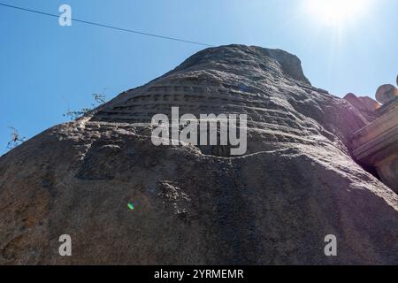 La presenza imponente del colle Shravanabelagola con antiche incisioni su un cielo blu brillante. Foto Stock