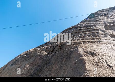 La presenza imponente del colle Shravanabelagola con antiche incisioni su un cielo blu brillante. Foto Stock