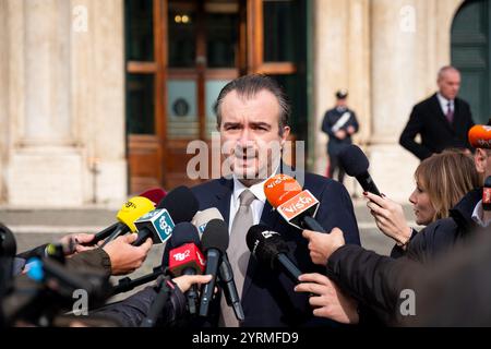 Roma, RM, Italia. 4 dicembre 2024. RICCARDO MOLINARI (partito Lega, membro della camera dei deputati) parla alla stampa della crisi di Stellantis, di fronte a Palazzo Montecitorio. (Credit Image: © Marco di Gianvito/ZUMA Press Wire) SOLO PER USO EDITORIALE! Non per USO commerciale! Foto Stock