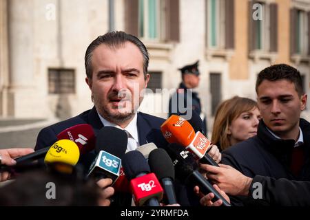 Roma, RM, Italia. 4 dicembre 2024. RICCARDO MOLINARI (partito Lega, membro della camera dei deputati) parla alla stampa della crisi di Stellantis, di fronte a Palazzo Montecitorio. (Credit Image: © Marco di Gianvito/ZUMA Press Wire) SOLO PER USO EDITORIALE! Non per USO commerciale! Foto Stock