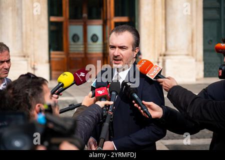 Roma, RM, Italia. 4 dicembre 2024. RICCARDO MOLINARI (partito Lega, membro della camera dei deputati) parla alla stampa della crisi di Stellantis, di fronte a Palazzo Montecitorio. (Credit Image: © Marco di Gianvito/ZUMA Press Wire) SOLO PER USO EDITORIALE! Non per USO commerciale! Foto Stock