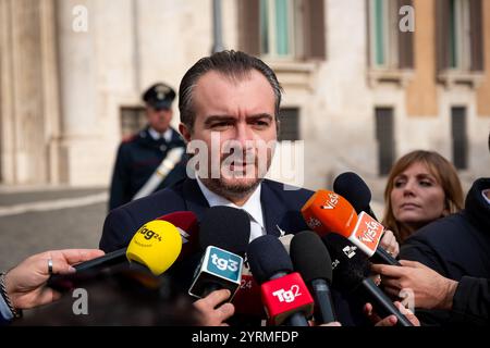 Roma, RM, Italia. 4 dicembre 2024. RICCARDO MOLINARI (partito Lega, membro della camera dei deputati) parla alla stampa della crisi di Stellantis, di fronte a Palazzo Montecitorio. (Credit Image: © Marco di Gianvito/ZUMA Press Wire) SOLO PER USO EDITORIALE! Non per USO commerciale! Foto Stock