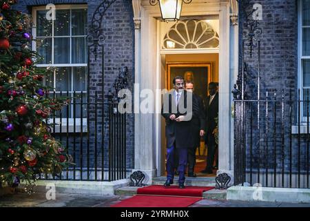 Londra, Regno Unito. 4 dicembre 2024. Sir Keir Starmer, primo ministro del Regno Unito, dà il benvenuto a Downing Street a Londra, Sheikh Tamim bin Hamad al Thani, l'emiro del Qatar. Questa settimana l'emiro e' in visita di stato di tre giorni nel Regno Unito. Crediti: Imageplotter/Alamy Live News Foto Stock