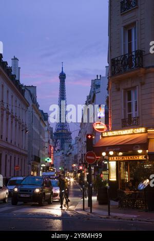 Torre Eiffel vista da rue Sainte-Dominique la sera, Parigi, Francia Foto Stock