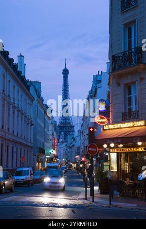 Torre Eiffel vista da rue Sainte-Dominique la sera, Parigi, Francia Foto Stock