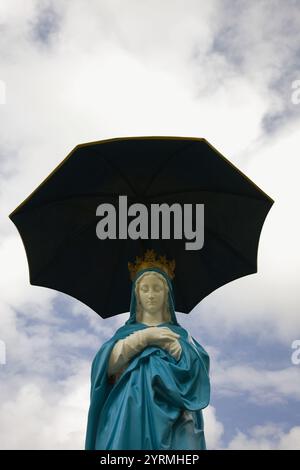 La Vierge au Parasol¨ Vergine Maria con ombrellone come protezione contro il vulcano, chiesa di Notre Dame des Laves, Piton Sainte-Rose, riunione orientale, Reunio Foto Stock