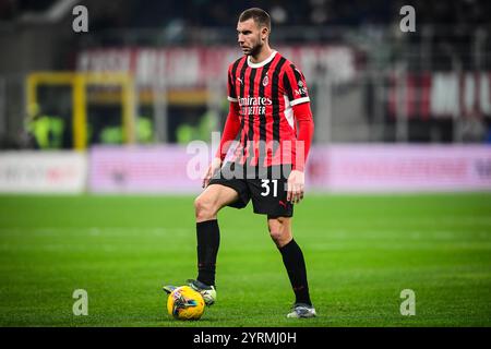 Milano, Italia, Italia. 3 dicembre 2024. Strahinja PAVLOVIC dell'AC Milan durante la Coppa Italia, partita di Coppa Italia tra AC Milan e US Sassuolo allo Stadio San Siro il 3 dicembre 2024 a Milano. (Credit Image: © Matthieu Mirville/ZUMA Press Wire) SOLO PER USO EDITORIALE! Non per USO commerciale! Foto Stock