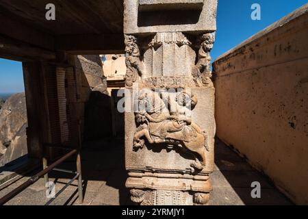 Intricate sculture su un pilastro di pietra in uno storico complesso di templi di Shravanabelagola. Foto Stock