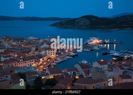 Italia, Sardegna, Nord Sardegna, Isola Maddalena, la Maddalena, vista aerea del porto dalle colline, sera Foto Stock