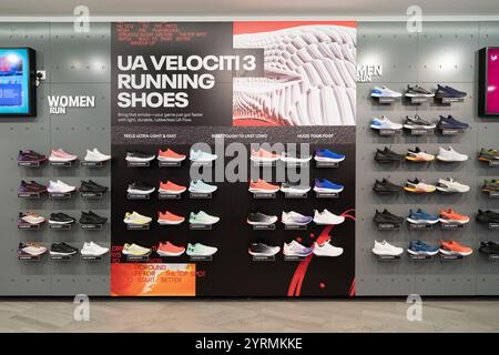 KUALA LUMPUR, MALESIA - 1 DICEMBRE 2023: Calzature esposte al negozio Under Armour nel centro commerciale Suria KLCC. Under Armour è un marchio globale Foto Stock