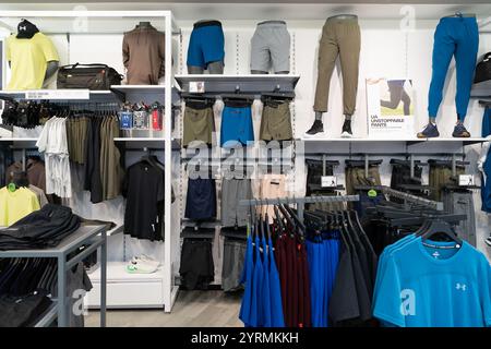 KUALA LUMPUR, MALESIA - 1 DICEMBRE 2023: All'interno del negozio Under Armour nel centro commerciale Suria KLCC. Under Armour è un marchio globale specializzato in perf Foto Stock