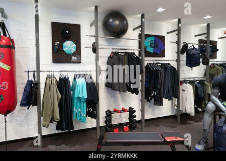 KUALA LUMPUR, MALESIA - 1 DICEMBRE 2023: All'interno del negozio Under Armour nel centro commerciale Suria KLCC. Under Armour è un marchio globale specializzato in perf Foto Stock