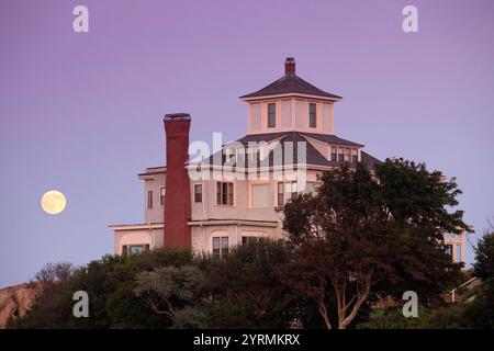 Stati Uniti d'America, Massachusetts, Cape Ann, Gloucester, buon porto spiaggia, il sorgere della luna Foto Stock