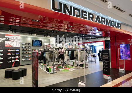 KUALA LUMPUR, MALESIA - 1 DICEMBRE 2023: Negozio Under Armour nel centro commerciale Suria KLCC. Under Armour è un marchio globale specializzato in prestazioni Foto Stock