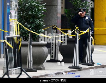 New York, Stati Uniti. 4 dicembre 2024. Gli agenti della polizia di New York indagano sulla scena del crimine intorno al New York Midtown Hilton dopo la sparatoria fatale del CEO di UnitedHealthcare Brian Thompson a New York City mercoledì 4 dicembre 2024. Thompson è stato colpito e ucciso nel centro di Manhattan mercoledì mattina in un apparente attacco mirato mentre stava per partecipare alla conferenza annuale degli investitori della compagnia. L'uomo armato rimane libero. Foto di John Angelillo/UPI credito: UPI/Alamy Live News Foto Stock