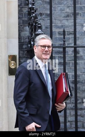 Londra, Regno Unito, 4 dicembre 2024. Keir Starmer lascia Downing Street per i PMQ alla camera dei comuni, dove si scontrò con il leader conservatore Kemi Badenoch per le dimissioni di Louise Haigh e il budget. Credito : Monica Wells/Alamy Live News. Foto Stock