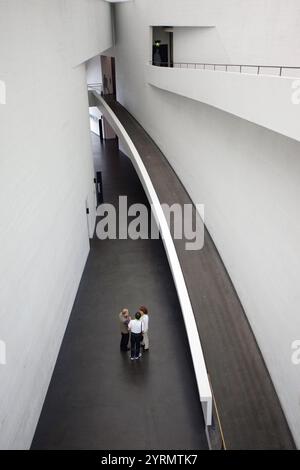 Finlandia, Helsinki, museo di arte moderna Kiasma, atrio interno Foto Stock