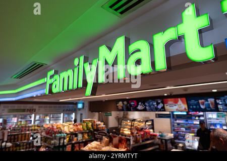 KUALA LUMPUR, MALESIA - 1 DICEMBRE 2023: FamilyMart a Suria KLCC. FamilyMart è una catena giapponese di minimarket. Foto Stock