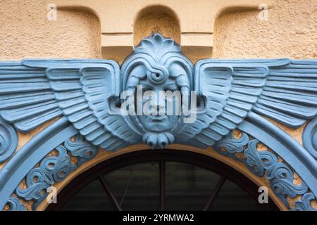 La Lettonia, Riga, Old Riga, Vecriga, edificio art nouveau dettaglio 10 Meistaru Iela Street, il gatto di casa Foto Stock